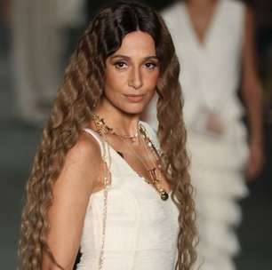 Com cabelão longo, Camila Pitanga abre desfile da Aluf no Rio Fashion Week em coleção que remete à passagem do tempo