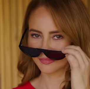 Paolla Oliveira escolhe look vermelho ousado para comemorar aniversário de 44 anos