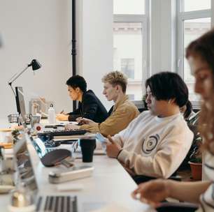 Frustração com mercado de trabalho faz entusiasmo da Gen Z pela IA cair de 36% para 22%