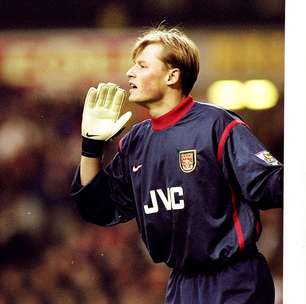 Ex-goleiro de Arsenal e Juventus morre em colisão entre carro e trem na Áustria