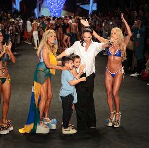 Aos 82 anos, Helô Pinheiro desfila com recorte pélvico e maiô ao lado de neta e Deborah Secco na BlueMan