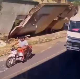 Motociclista escapa por pouco de ser atingido por desabamento de imóvel no Piauí