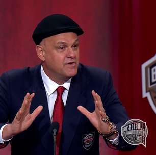 Oscar Schmidt chorou ao agradecer esposa após ser incluído no Hall da Fama do basquete; relembre