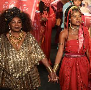 Elenco de "A Nobreza do Amor" desfila figurinos da novela de época da Globo no Rio Fashion Week