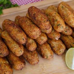 Bolinho de bacalhau, um petisco clássico que fica sequinho por fora e muito macio por dentro
