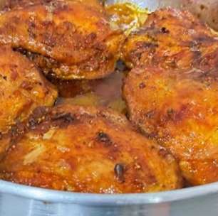 Sobrecoxa de frango, uma receita incrível que fica super suculenta e desmancha na boca