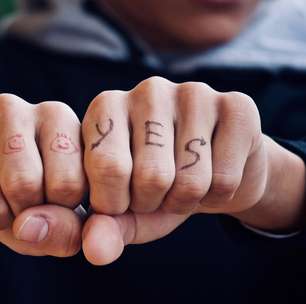 Você tem dificuldade em receber elogios e precisa sempre de validação? A resposta está em tudo o que você escutou quando criança, segundo a psicologia