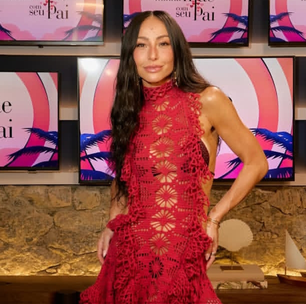 Figurino de Sabrina Sato vai de crochê a pijama na nova temporada de 'Minha Mãe com Seu Pai'