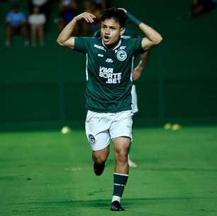 Esli Garcia abre o coração para torcida do Goiás após gol contra o Cruzeiro