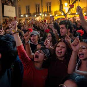 Portugal celebra 52 anos da Revolução dos Cravos com alertas sobre democracia e paz