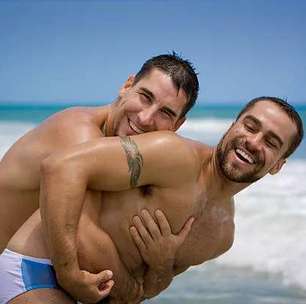Homens gays se sentem mais atraentes durante viagens, aponta estudo