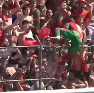 Jogador da Portuguesa comemora gol de título em alambrado, que não resiste e cai; veja