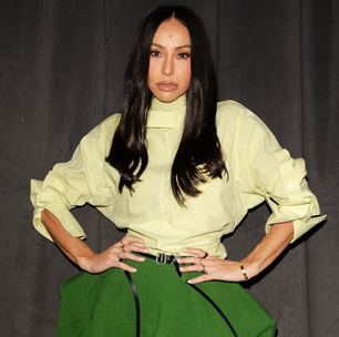 Sabrina Sato usa calça diferentona com mangas aplicadas no quadril de R$ 9,3 mil