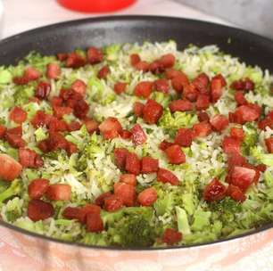 Arroz com brócolis e bacon bem temperadinho, para uma refeição completa e saborosa