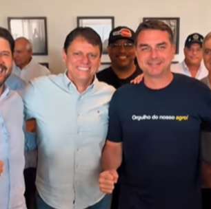 Flávio Bolsonaro diz que Tarcísio será presidente 'um dia' e que agro é tratado como 'lixo'