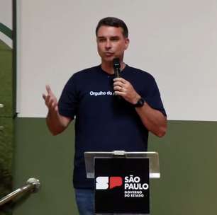 Flávio Bolsonaro diz que Tarcísio será presidente 'um dia' e que agro é tratado como 'lixo' no Brasil
