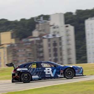Felipe Baptista ganha 20 posições, faz volta mais rápida e garante top-10 em Interlagos