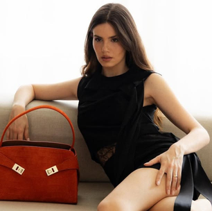 Camila Queiroz usa pretinho nada básico de R$ 21 mil e cria contraste com bolsa siena de R$ 23 mil