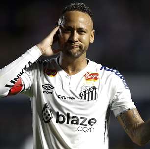 Neymar vira atração após jogo e presenteia jogador do San Lorenzo com chuteiras