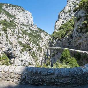 Com paredões de 500 metros de altura, a estrada francesa serpenteia o desfiladeiro do rio Agly como uma obra audaciosa de engenharia e rocha