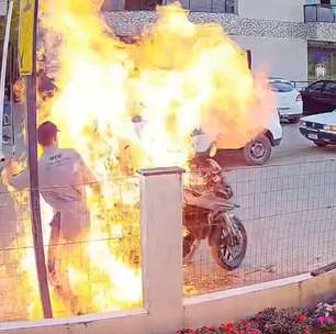 Homem ateia fogo na própria motocicleta durante abordagem da PM no Espírito Santo