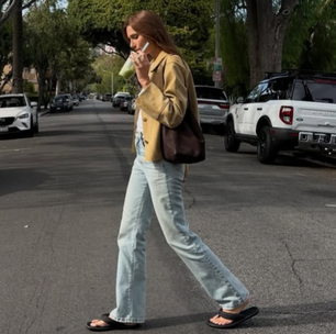 Sasha usa chinelo de dedo de R$ 129,99 com 2 looks casuais de peças curingas