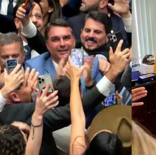 Flávio Bolsonaro é parabenizado por aniversário em meio à festa por derrubada do veto ao PL da Dosimetria