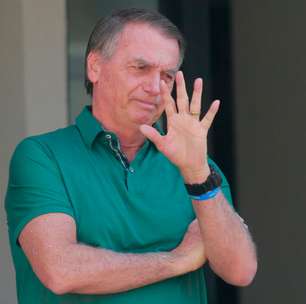 Bolsonaro passa por cirurgia no ombro e fica internado para observação em Brasília