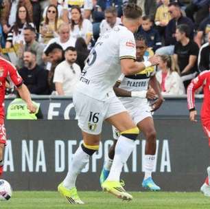 Benfica tropeça no Famalicão e Porto está com a mão na taça