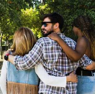 62% dos jovens da geração Z estão abertos a relações não monogâmicas, diz pesquisa