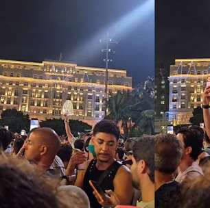 'Sem anistia'e 'Fim da escala 6x1': protestos são projetados na fachada do Copacabana Palace antes de show de Shakira