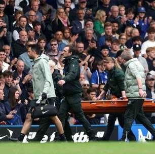 Jovem do Chelsea "apaga" após choque de cabeça e sai de maca
