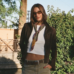 Sasha leva lenço e 3 looks descomplicados em mala de viagem para Los Angeles