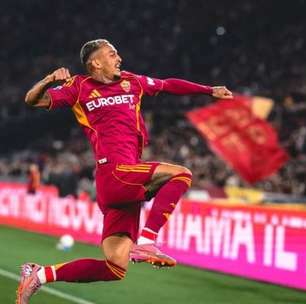 Wesley marca, Roma goleia a Fiorentina e ainda sonha com Champions