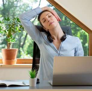 Alongamento no trabalho: 5 movimentos para aliviar dores nas costas