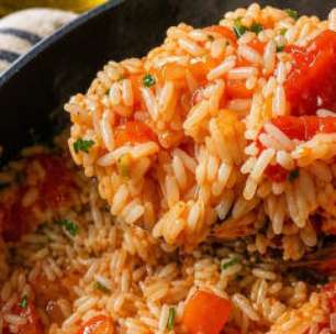 Arroz de tomate úmido e soltinho: veja como fazer