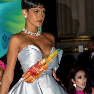 Longe do Met Gala: estilista brasileira exibe vestido com pintura de aves tropicais em Washington em exposição que foca em moda, poder e paz