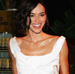 Descobrimos marca e preço do vestido branco e da bota que Bruna Marquezine usou no show de Shakira. Vem ver!