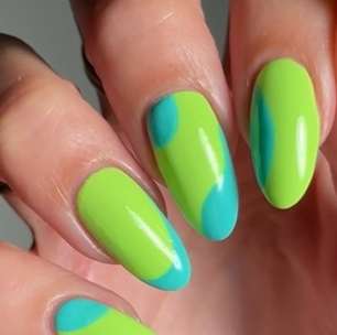 Unhas fluorescentes dominam a temporada: cores neon e nail arts vibrantes substituem o minimalismo