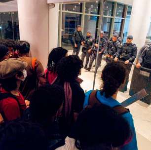 Estudantes da USP mantêm ocupação da reitoria após invasão em protesto