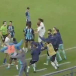 Jogador do Grêmio é atingido por voadora em jogo do Sub-17