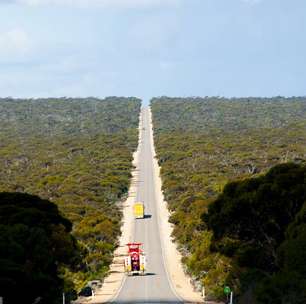 A Eyre Highway na Austrália possui a maior reta do país com 146 km; a rodovia de 1.675 km cruza a planície de Nullarbor com trechos intermináveis