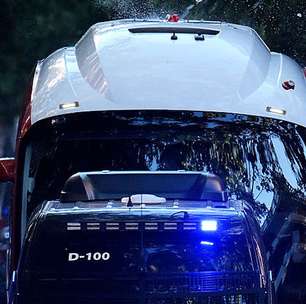 Ônibus do Barcelona é apedrejado pela própria torcida antes de clássico
