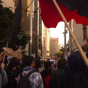 PM dispersa com violência ato de estudantes da USP, Unesp e Unicamp