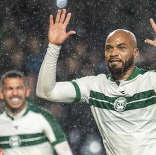 Rodrigo Moledo quebra jejum no Coritiba, mas gol sofrido no fim estraga roteiro