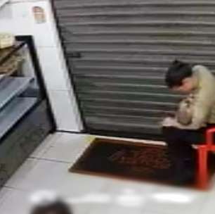 Agente de trânsito emociona ao amamentar bebê de vítima de tentativa de feminicídio em Alagoas