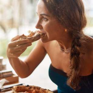 Comer rápido demais pode bagunçar o intestino; entenda o motivo