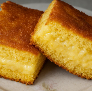 Bolo de fubá cremoso com queijo