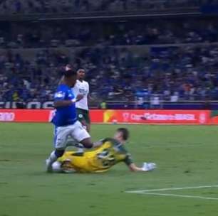 Tadeu deixa Mineirão de ambulância, e Goiás termina jogo com volante improvisado no gol