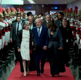 Lula chega ao TSE de mãos dadas com Janja e de braços dados com Cármen Lúcia